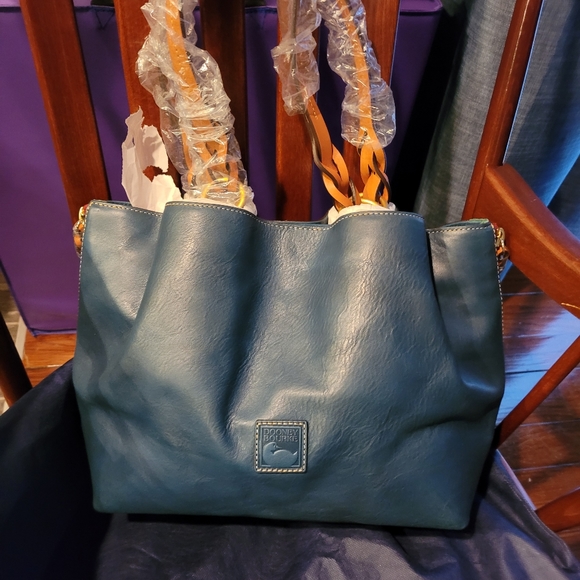 Dooney & Bourke Handbags - Dooney and Bourke Large Zip Barlow